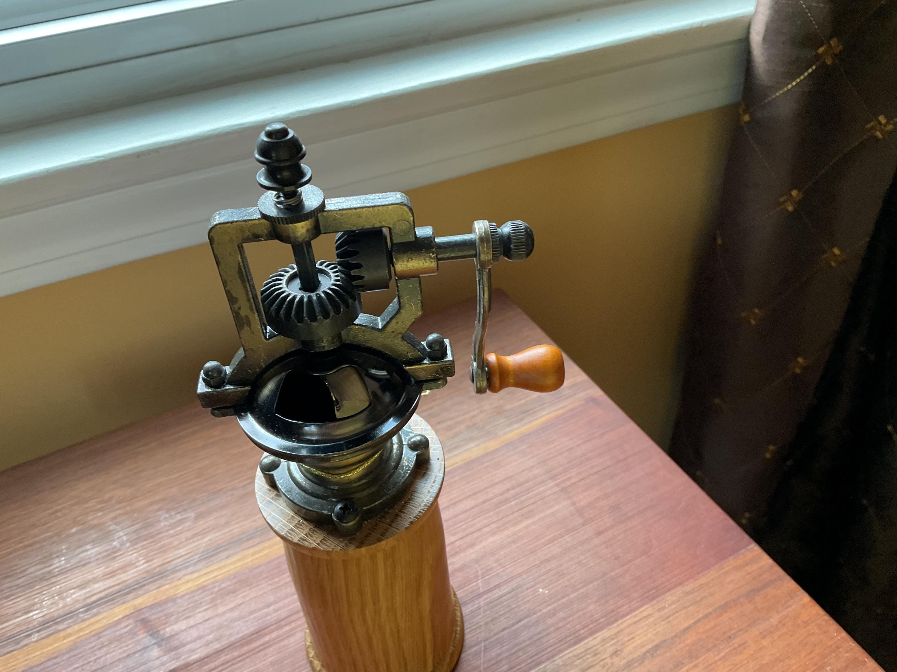 White Oak Wood Antique Style Pepper Grinder